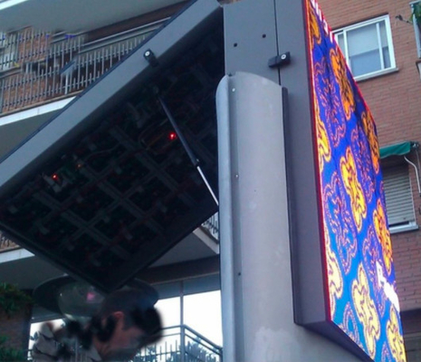 Schermo due/singola di P8RGB Front Opening Outdoor LED rappresentazione laterale
