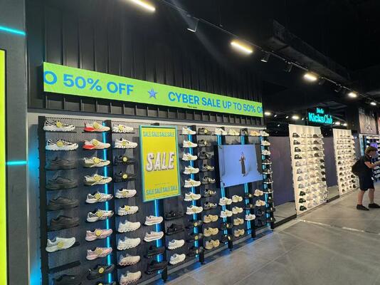 Display a pixel pitch LED personalizzato Segni di vetrina In alluminio Figura Disegno senza soluzione di continuità Soluzioni di segnaletica digitale ad alta luminosità