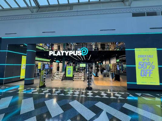 Display a pixel pitch LED personalizzato Segni di vetrina In alluminio Figura Disegno senza soluzione di continuità Soluzioni di segnaletica digitale ad alta luminosità