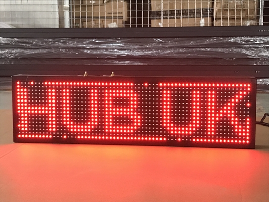 I singoli segni rossi dell'esposizione della finestra di colore P10 LED all'aperto impermeabilizzano