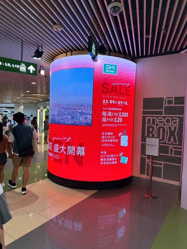 P2 Curve Soft Indoor Fixed Led Screen Cylinder Wall In Centro Commerciale Pubblicità